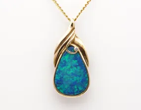 18CT Yellow Gold Doublet Opal Pendant