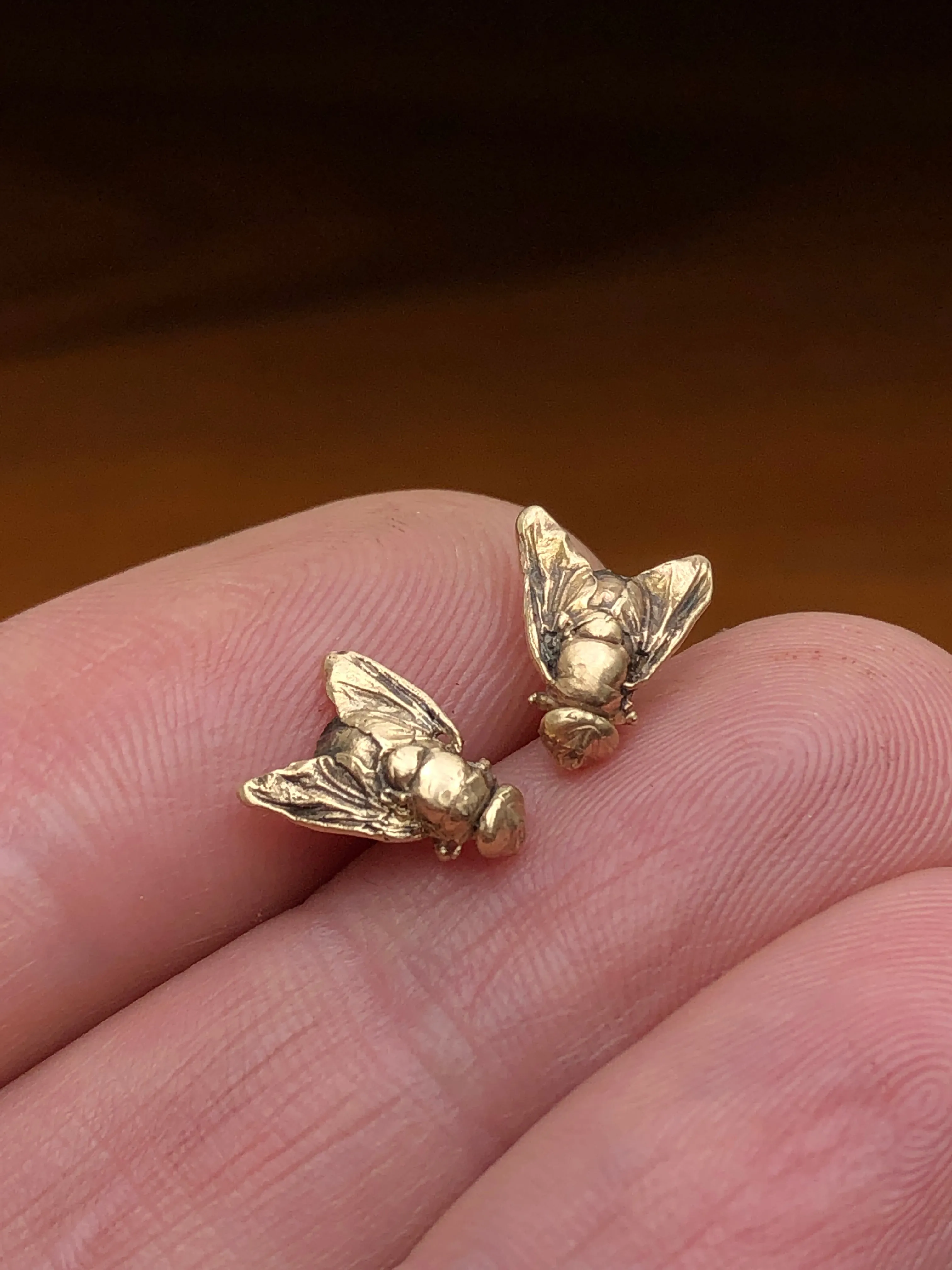 Fly stud earrings gold