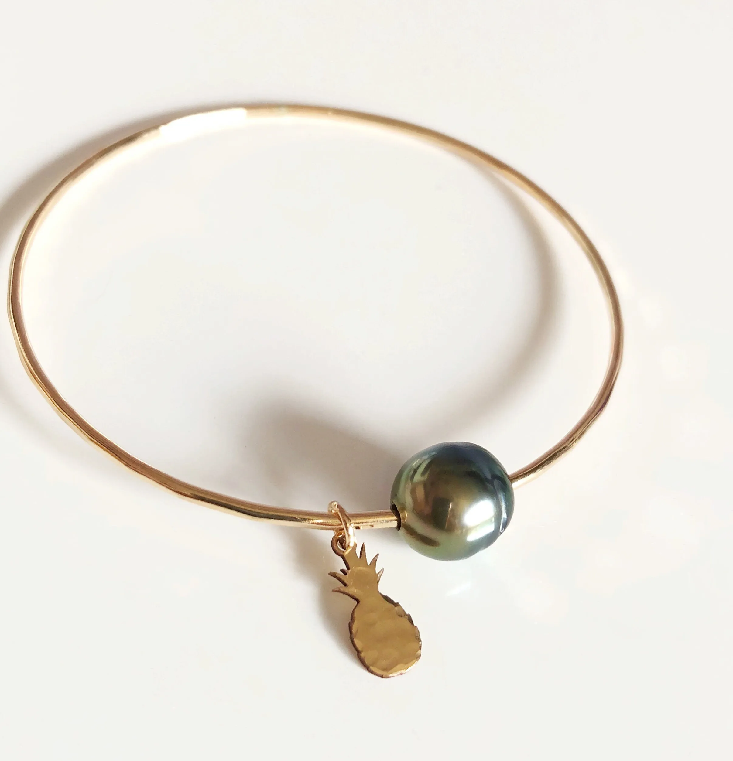 Pineapple charm bangle - tahitian pearl (B382)