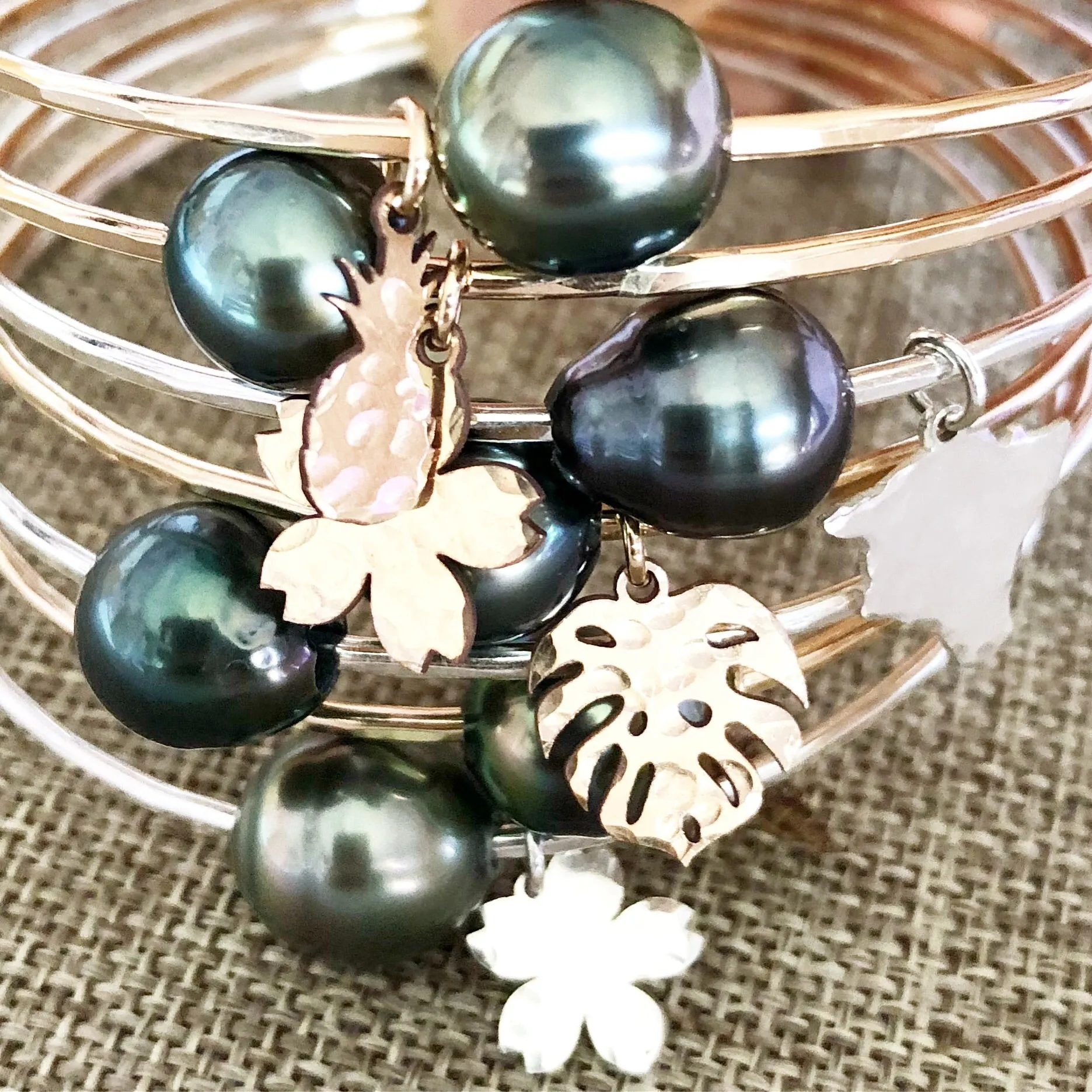 Pineapple charm bangle - tahitian pearl (B382)