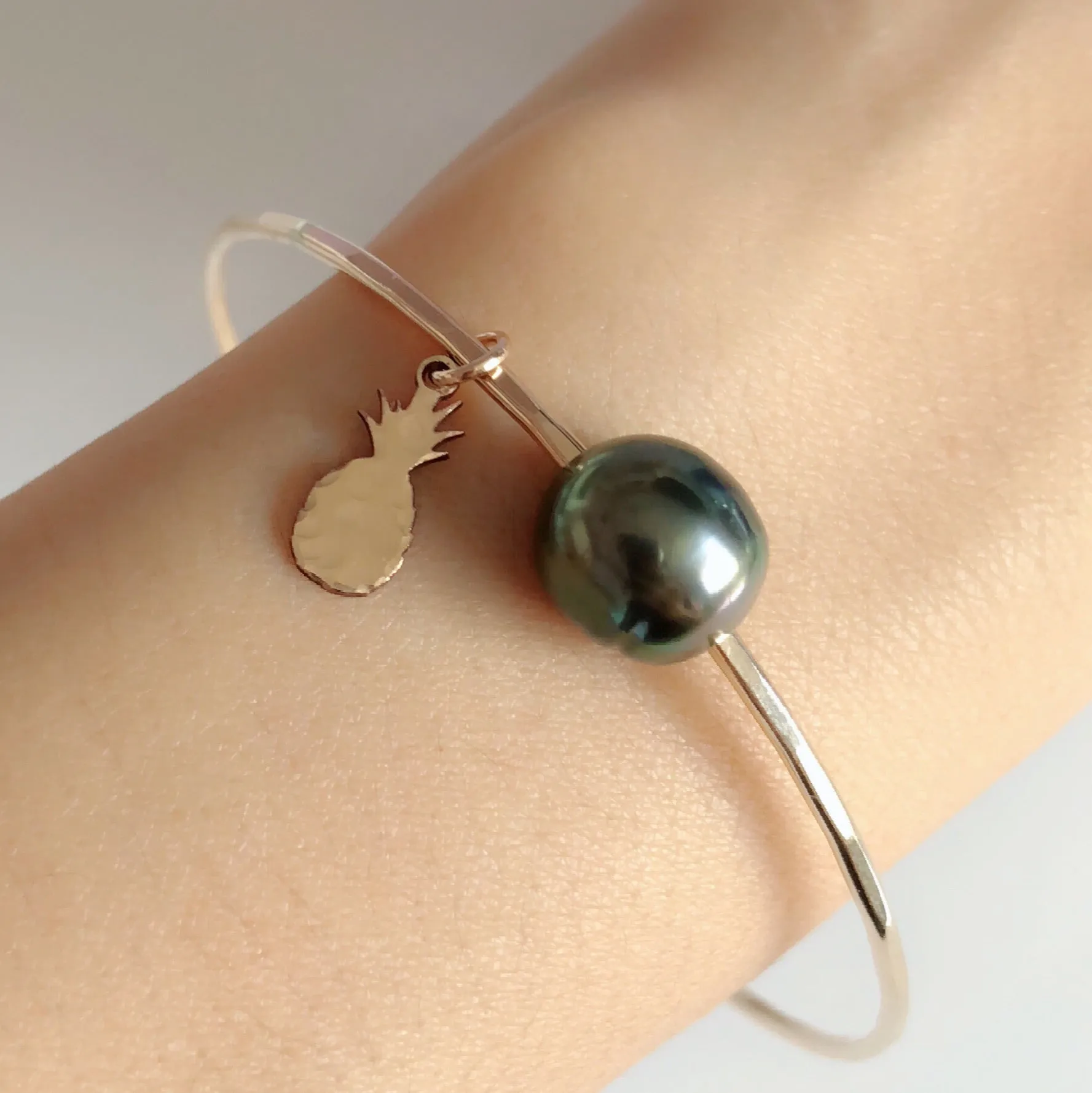 Pineapple charm bangle - tahitian pearl (B382)