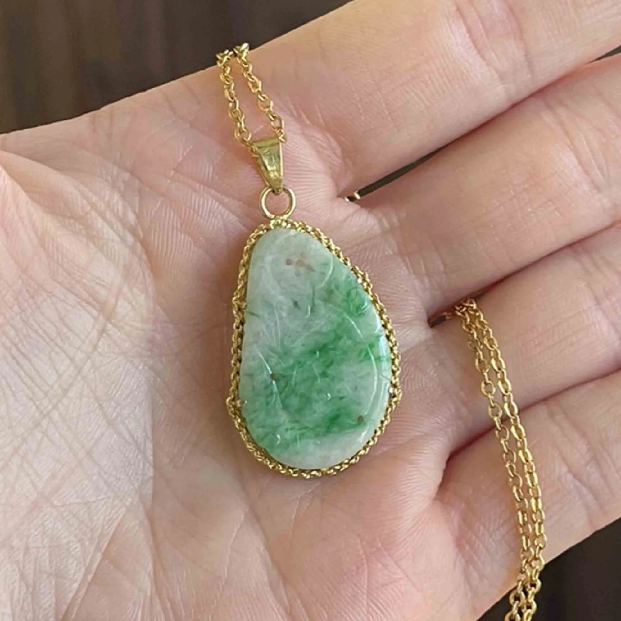 Vintage 14K Gold Pierced Carved Jade Pendant Necklace