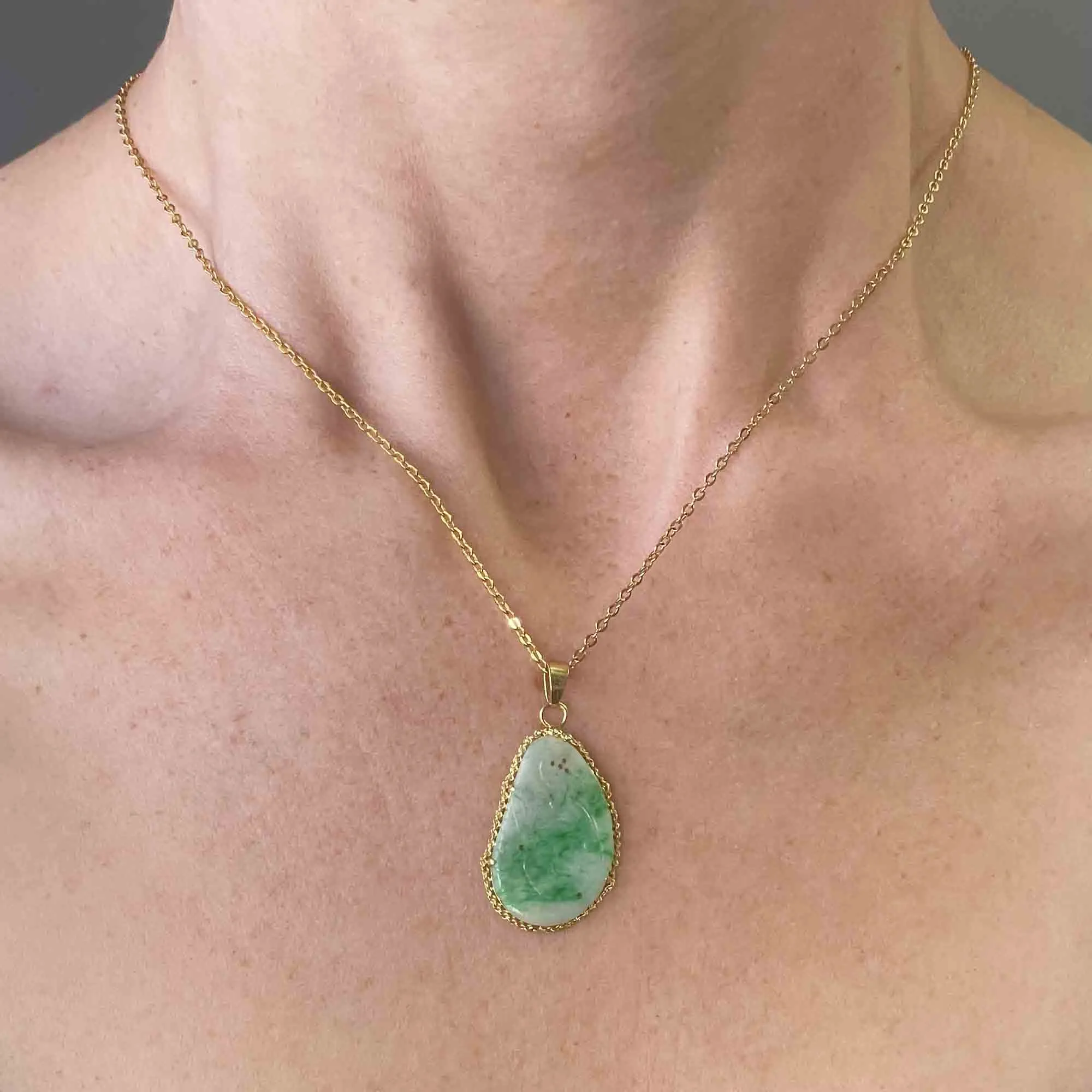 Vintage 14K Gold Pierced Carved Jade Pendant Necklace